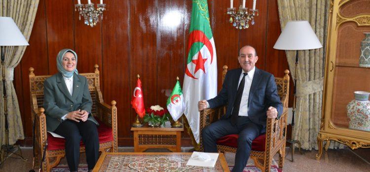 Le Ministre de l’Intérieur des Collectivités Locales et de l’aménagement du Territoire reçoit l’Ambassadrice de Turquie en Algérie