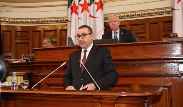 وزير الداخلية يجيب على ثلاثة أسئلة شفوية بمجلس الأمة