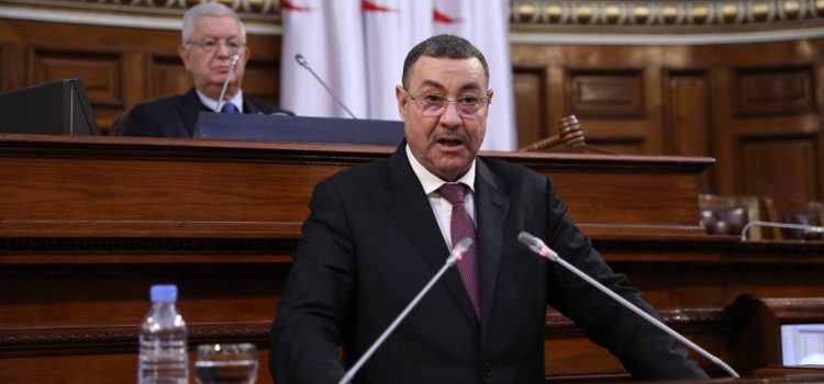 وزير الداخلية والجماعات المحلية والنقل يحضر بمجلس الأمة جلسة التصويت على القانون المتعلق بالتنظيم الإقليمي للبلاد