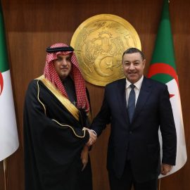 وزير الداخلية والجماعات المحلية والنقل يستقبل رئيس جامعة نايف العربية للعلوم الأمنية