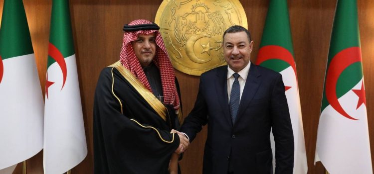 وزير الداخلية والجماعات المحلية والنقل يستقبل رئيس جامعة نايف العربية للعلوم الأمنية وزير الداخلية والجماعات المحلية والنقل يستقبل رئيس جامعة نايف العربية للعلوم الأمنية