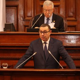 وزير الداخلية يعرض امام أعضاء مجلس الأمة نص قانون يحدد الداوئر الانتخابية وعدد المقاعد المطلوب شغلها في البرلمان