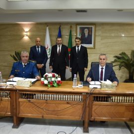 Le ministre de l’Intérieur préside la signature d’un accord de coopération entre la Direction générale de la Sûreté nationale et la Direction générale des Impôts